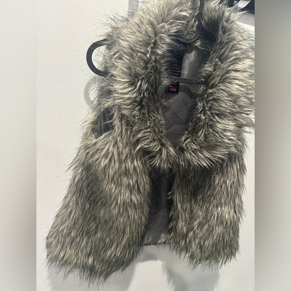 2/$20 Women’s Gorgeous Chic faux fur vest size M trending - Picture 7 of 7
